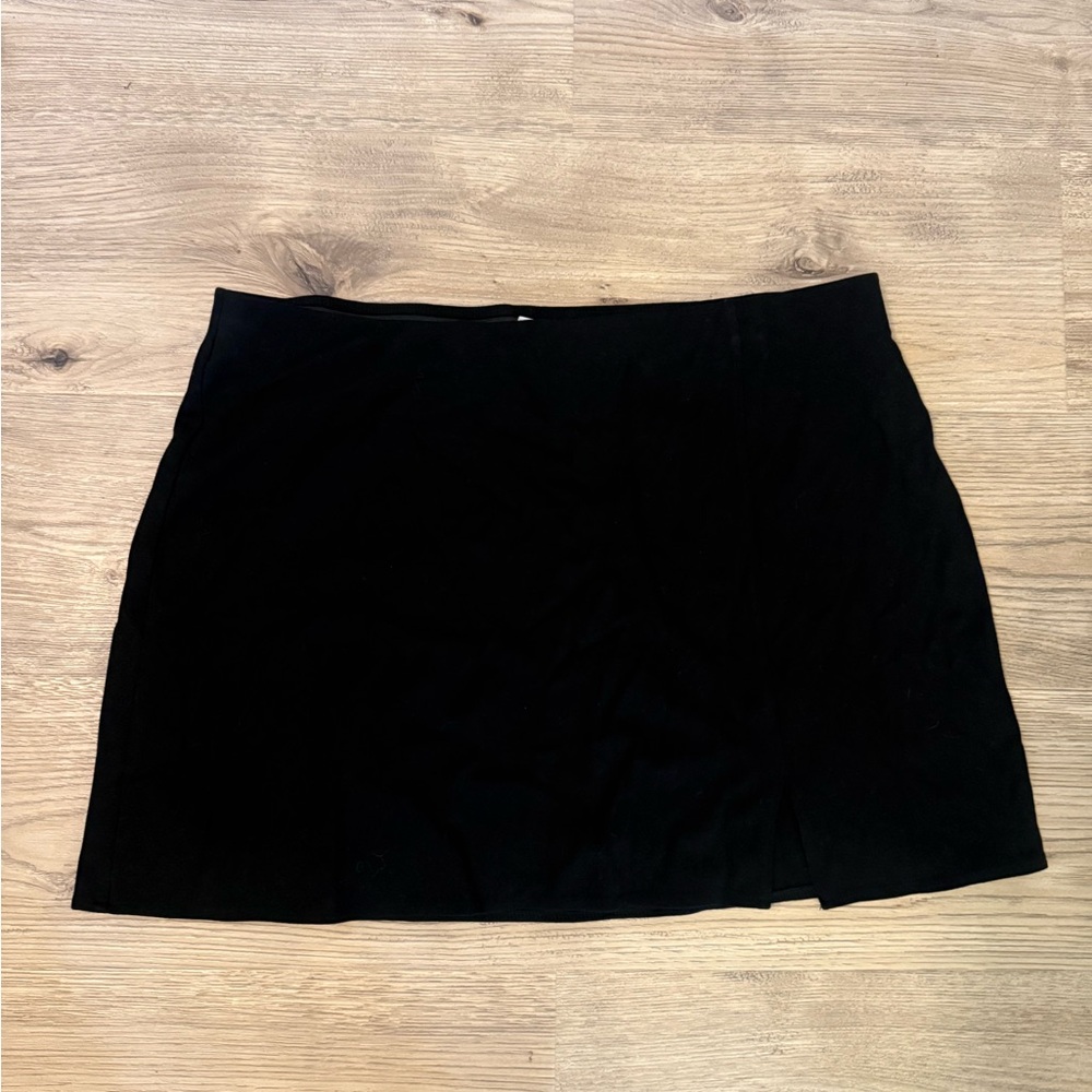 H&M Black Mini Skirt with Clean Silhouette